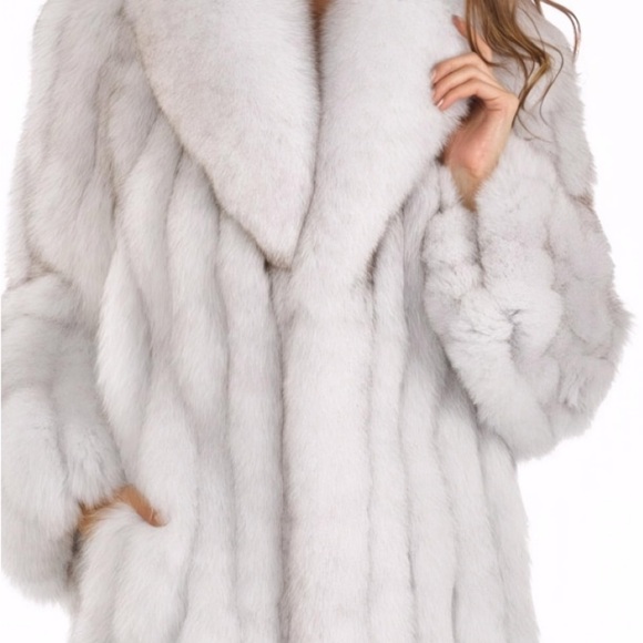 Elegant White Fur Coat - Picture 4 of 8
